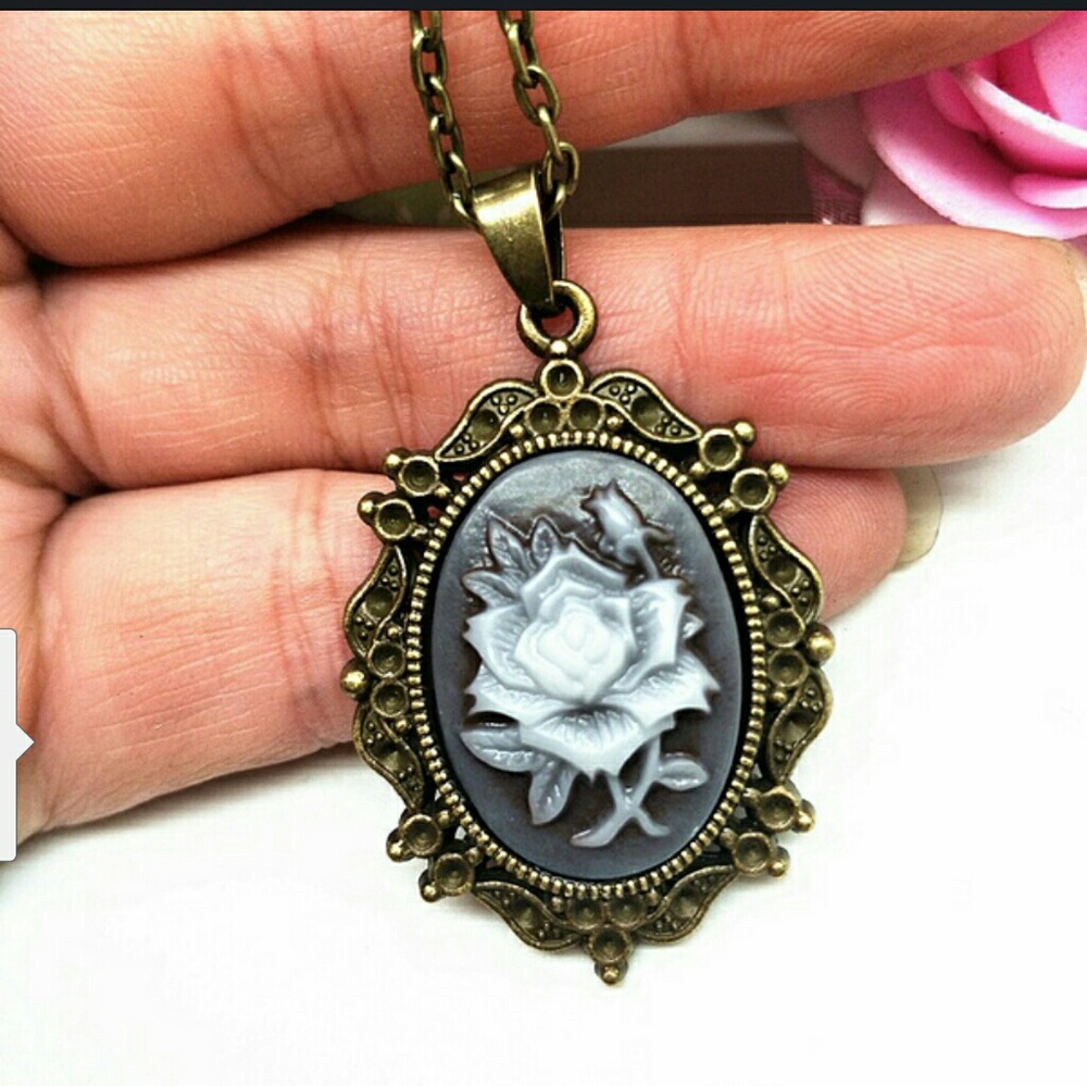 Flower cameo necklace